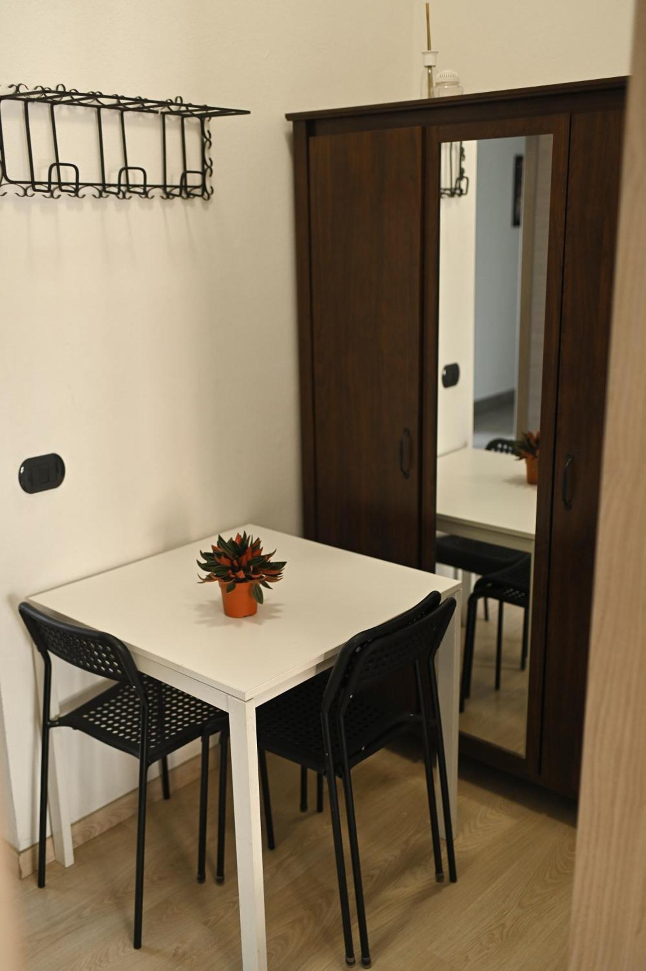 La Gloria Rho Private Rooms Only Екстериор снимка