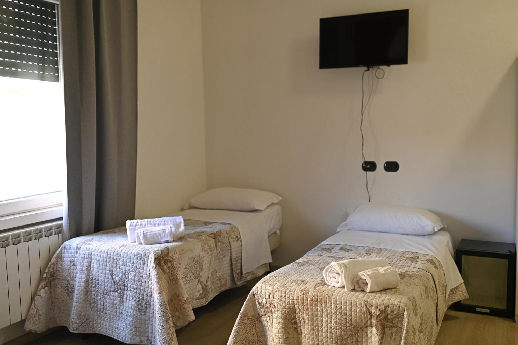 La Gloria Rho Private Rooms Only Екстериор снимка
