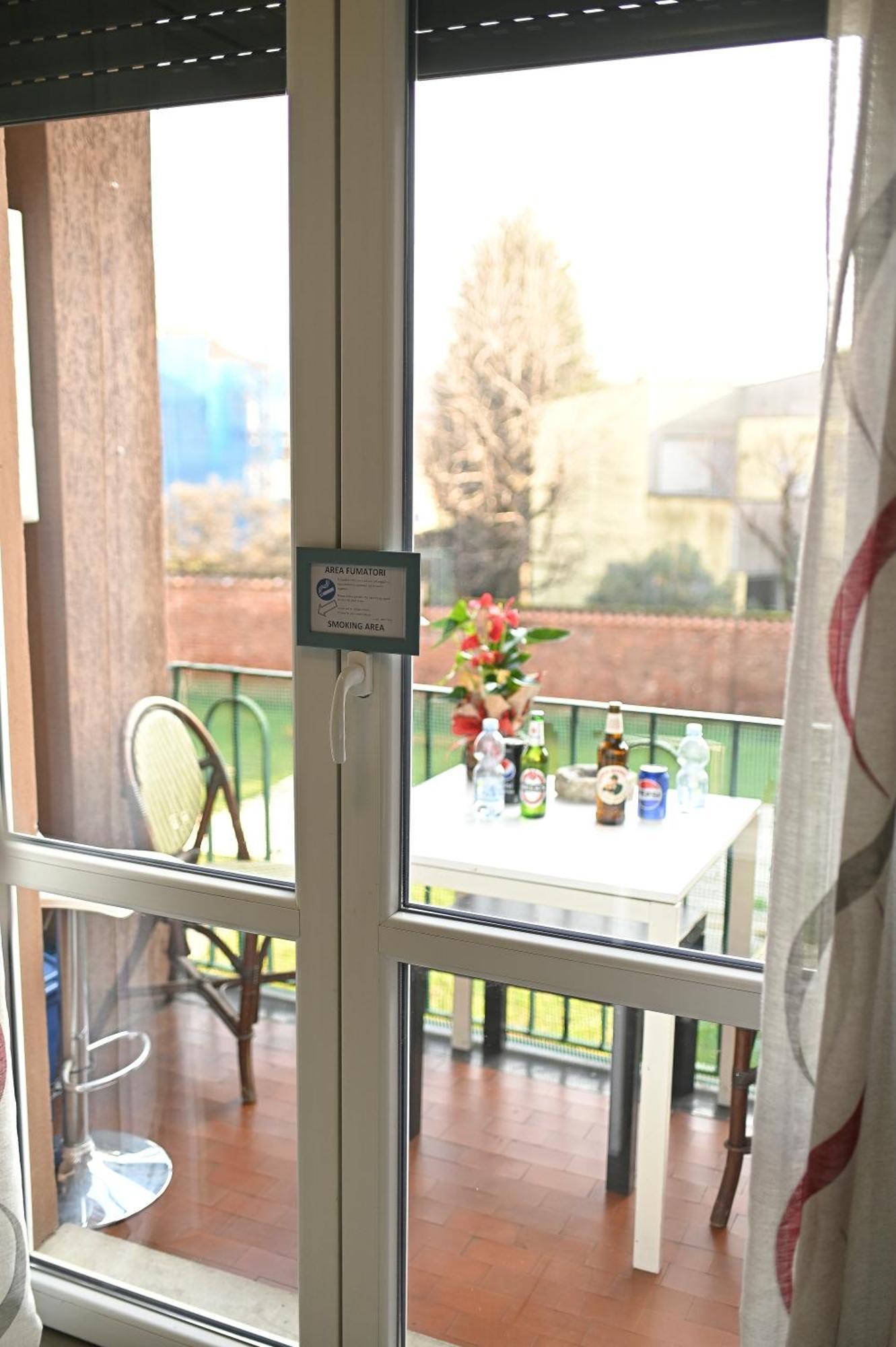 La Gloria Rho Private Rooms Only Екстериор снимка