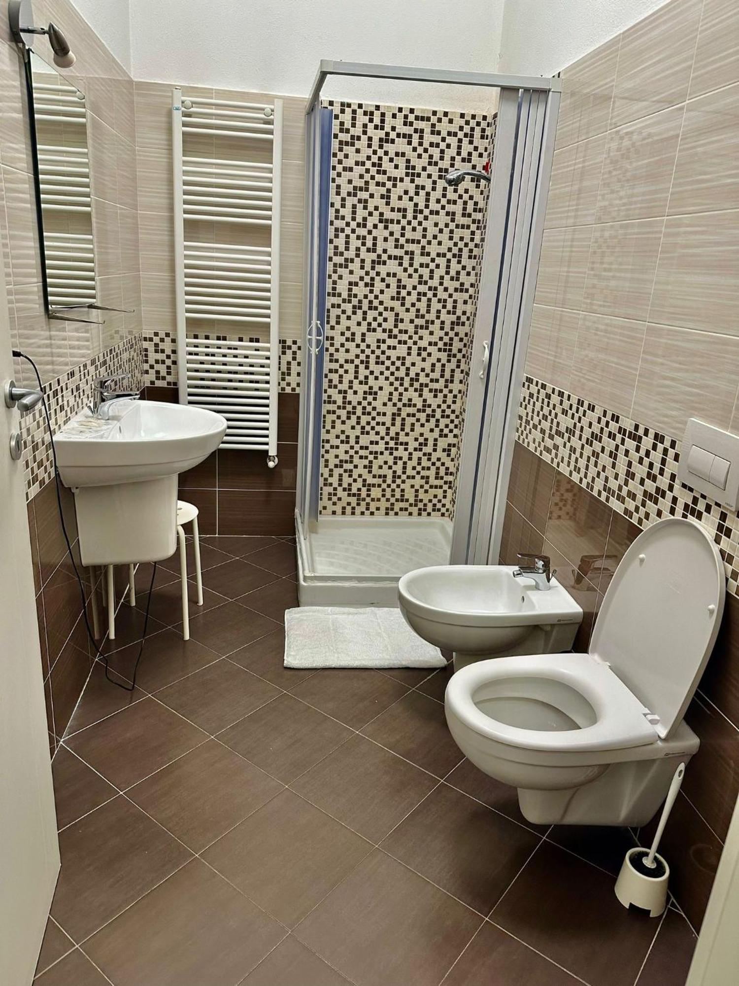 La Gloria Rho Private Rooms Only Екстериор снимка